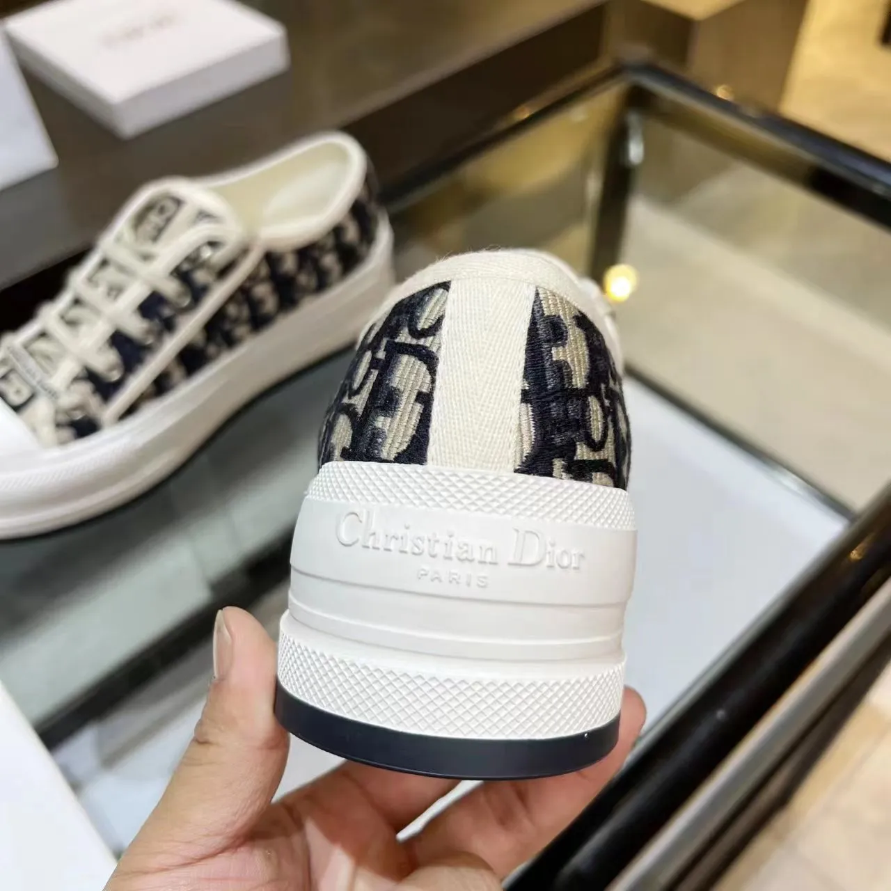 👟👟Ex-factory price 520👟👟 Dior’s 2025 Walk ‘n’ Dior embroidered mid-top casual shoes are new. On the fashion stage, Dior embroidered shoes are the well-deserved protagonist. Delicate stitching is used on the upper, every stitch is devoted to the craftsman's efforts, and every thread is woven with artistic poetry. From complex floral patterns to smart geometric textures, embroidery is like the magic that gives shoes life, allowing them to show dynamic beauty even in static conditions.   Wearing Dior embroidered shoes feels like stepping into a dream world full of art. It is not only a pair of shoes, but also a walking piece of art that perfectly integrates fashion and culture. Whether you are strolling on the bustling city streets or attending important social occasions, Dior embroidered shoes can add unique charm to your style and become the focus of everyone's attention.   Choosing Dior embroidered shoes means choosing a persistent pursuit of quality and a unique understanding of fashion. Let it accompany you through every wonderful moment and leave your own fashion mark.  Material: Sheepskin lining, feet, silk cowhide, size 35-41, heel height 5cm